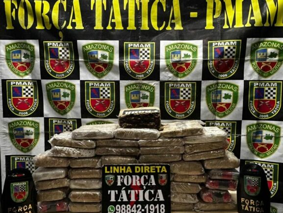 PMAM apreende mais de 40 tabletes de droga escondidos em carro transportado em caminhão cegonha