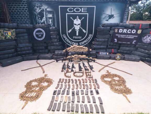Policia Militar apreende mais de 4 toneladas de drogas e dez armas de grosso calibre em operação no rio Solimões