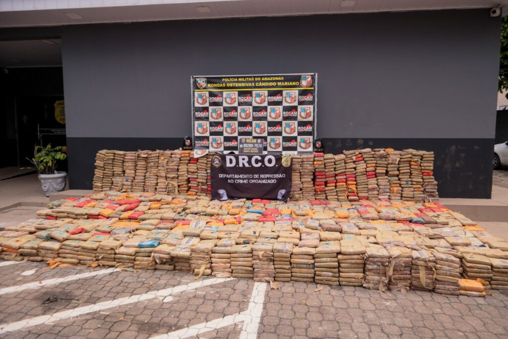 PMAM ROCAM APREENDE 27 TONELADAS E PRENDE 11 PESSOAS FOTO VITORIA VERAS PMAM 2