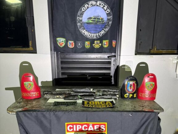 Base Arpão 2: PMAM apreende 13 tabletes de pasta-base de cocaína escondidos em mesa de pl…