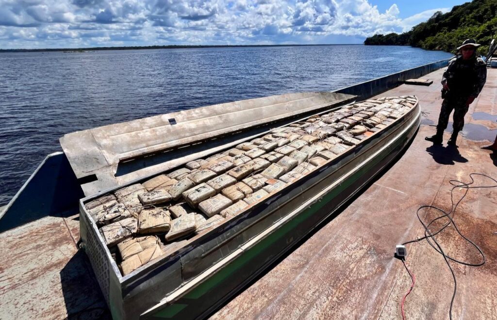 SSP AM BASE ARPAO 3 PMAM APREENDE 260KG DROGAS ESCONDIDAS BARCO FOTOS DIVULGACAO SSP AM