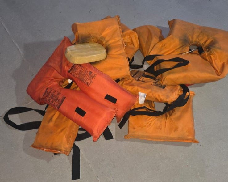 SSP AM BASE TIRADENTES CAO POLICIAL LOCALIZA 12 QUILOS DROGAS EM COLETE SALVA VIDAS FOTOS DIVULGACA