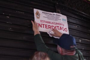 Imagem da notícia - Sucataria que funcionava como bar é interditada no Centro de Manaus durante Central Integrada de Fiscalização