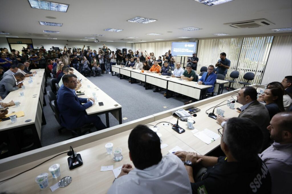 Mais de 14 mil servidores da Seguranca terao reajuste de 414 anuncia o governador interino Roberto 