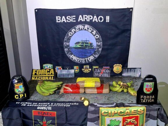 Base Arpão 2: PMAM apreende drogas escondidas em saco de bananas e caixas de equipamentos de informática