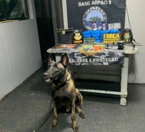 Imagem da notícia - Base Arpão 2: PMAM prende dupla com mais de 17 kg de drogas ocultos no interior de esteira elétrica e uma bateria