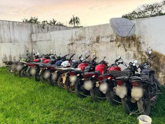 Operação Protetor das Fronteiras: Em Caapiranga, PC-AM apreende 17 motocicletas com restr…
